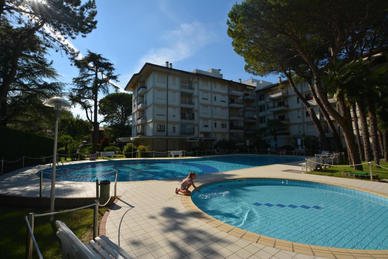 Lignano With Pool Lejlighed Lignano Sabbiadoro Eksteriør billede