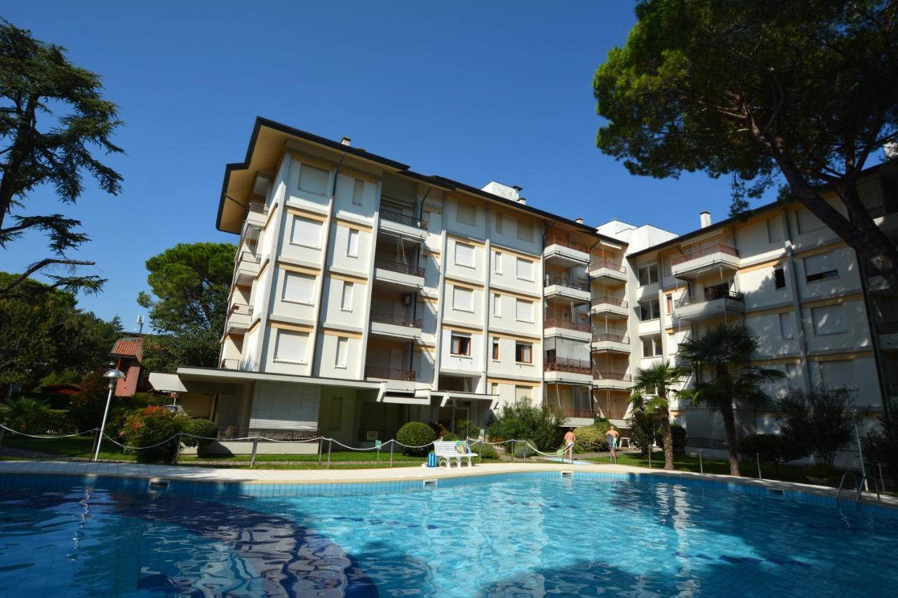 Lignano With Pool Lejlighed Lignano Sabbiadoro Eksteriør billede