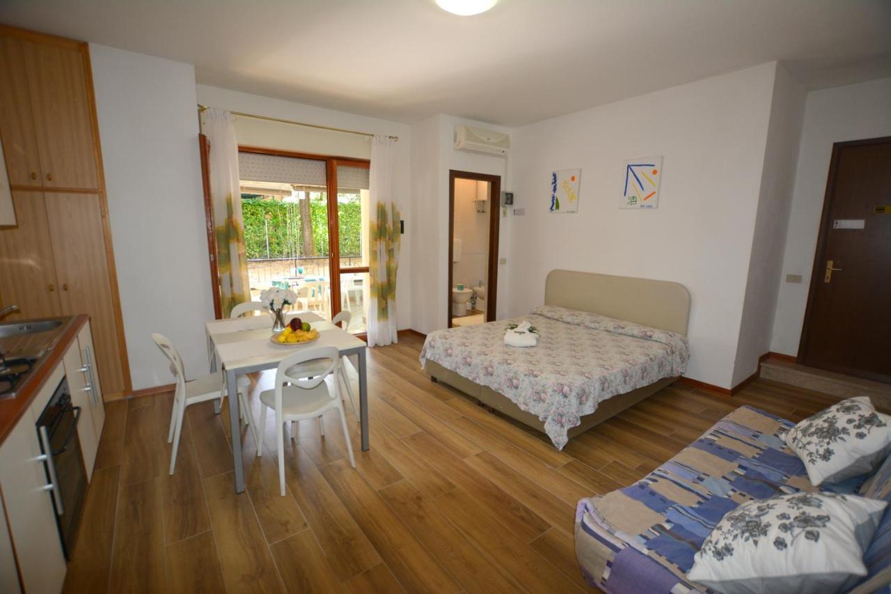Lignano With Pool Lejlighed Lignano Sabbiadoro Eksteriør billede