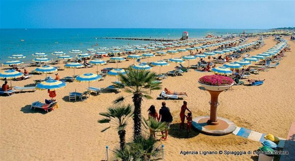 Lignano With Pool Lejlighed Lignano Sabbiadoro Eksteriør billede